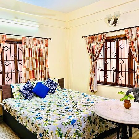 Spacious Apt With Antique Furniture ,Ac & Kitchen Calcutá Exterior foto