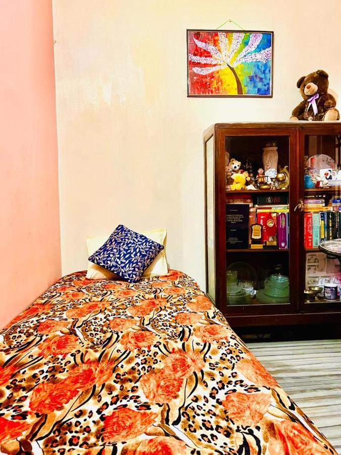 Spacious Apt With Antique Furniture ,Ac & Kitchen Calcutá Exterior foto